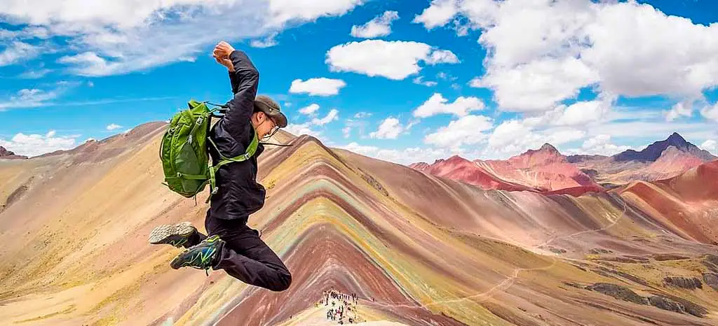 ALTURA DE LA MONTAÑA DE COLORES PERU