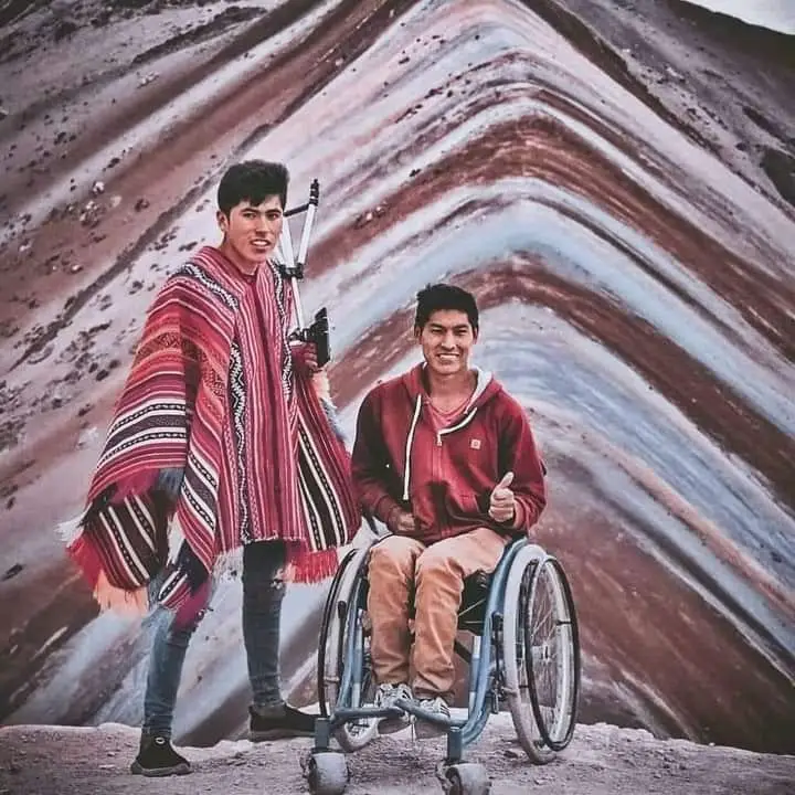 SILLA DE RUEDAS EN LA MONTAÑA DE COLORES CUSCO